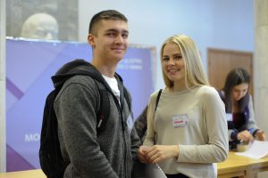 13 ноября 2016 года. Ученики школы волонтеров Иван Дудкин и Ангелина Николаева